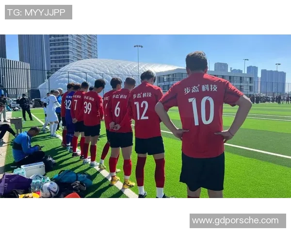 帅小伙勇闯绿茵场与足球明星展开一场惊心动魄的对决之旅