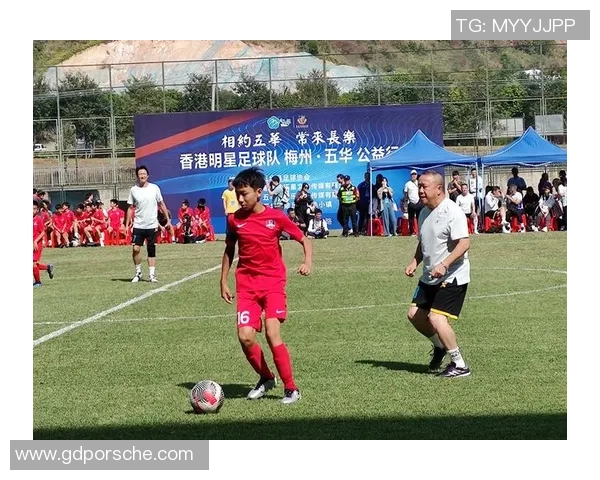 香港足球明星莅临榕江传授技艺助力青少年足球发展活动盛大举行 香港足球明星莅临榕江传授技艺助力青少年足球发展活动盛大举行